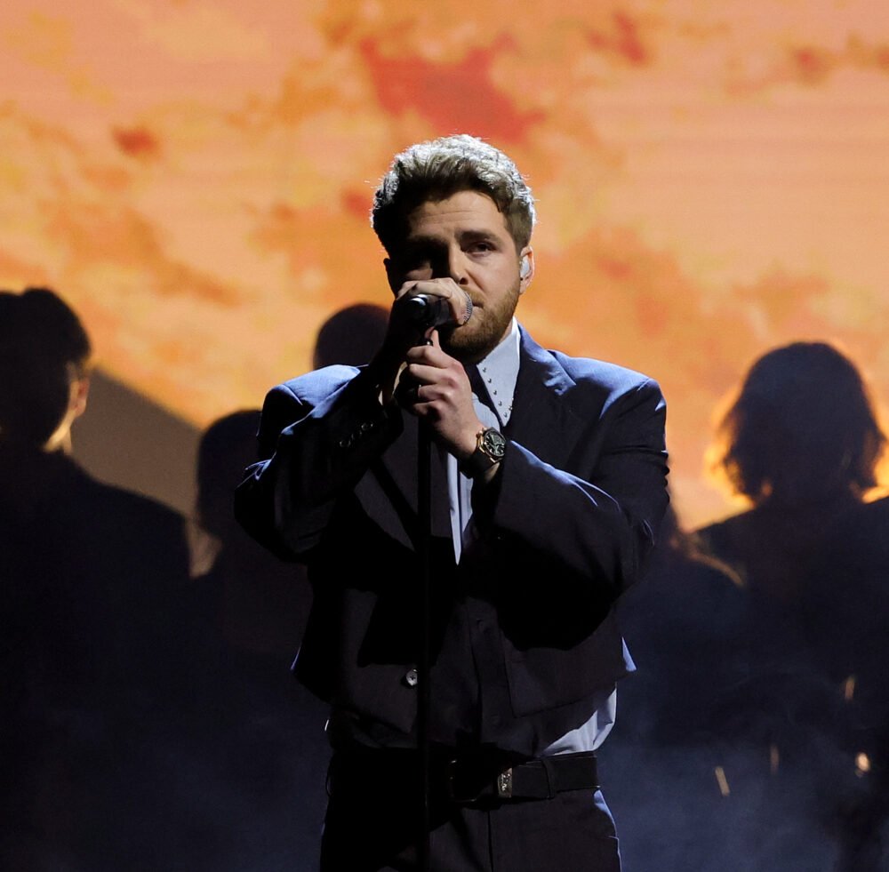 Unrelenting Surge: Alex Warren Grounds His Fame in Genuine Vulnerability